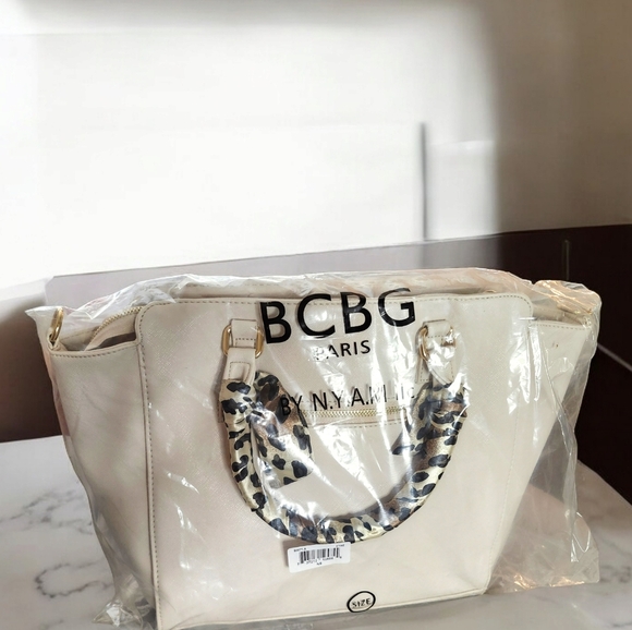NWT BCBG Pairs Large Tote w/Twilly Accents - Picture 6 of 6